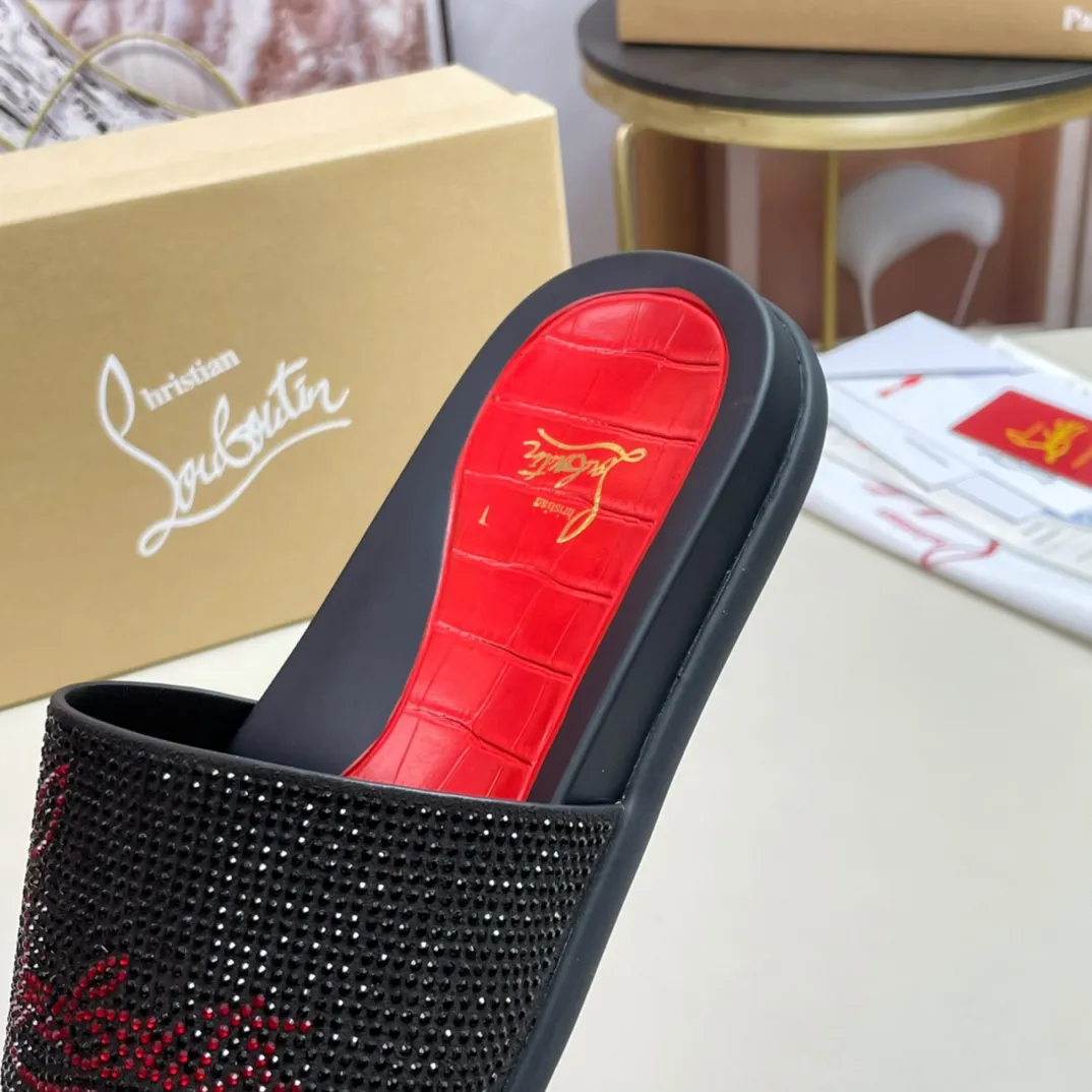[CL red sole shoes] P: 340💰 size 38-45 Men’s classic slippers, made on the official website 1:1, the original factory specializes in original materials ➖ OEM 3D printed patterns, all hand-made with hot-drilled diamonds ➖ Ultra-light anti-slip outsole. Super fashionable and super comfortable, handsome on the feet, a must-have for men in summer! !